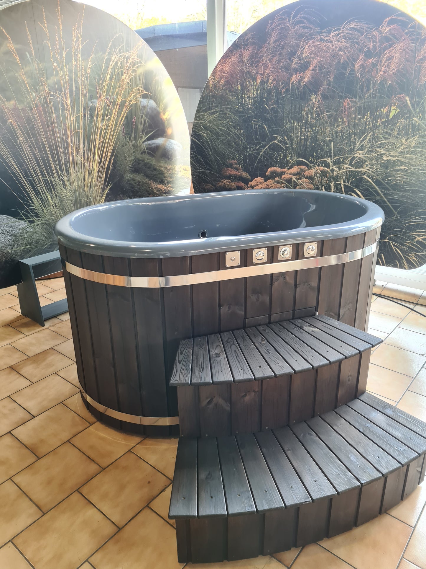 Wellness 2 DELUXE – Ovales Premium Hot Tub & Badefass mit integriertem Holzofen & Whirlpool