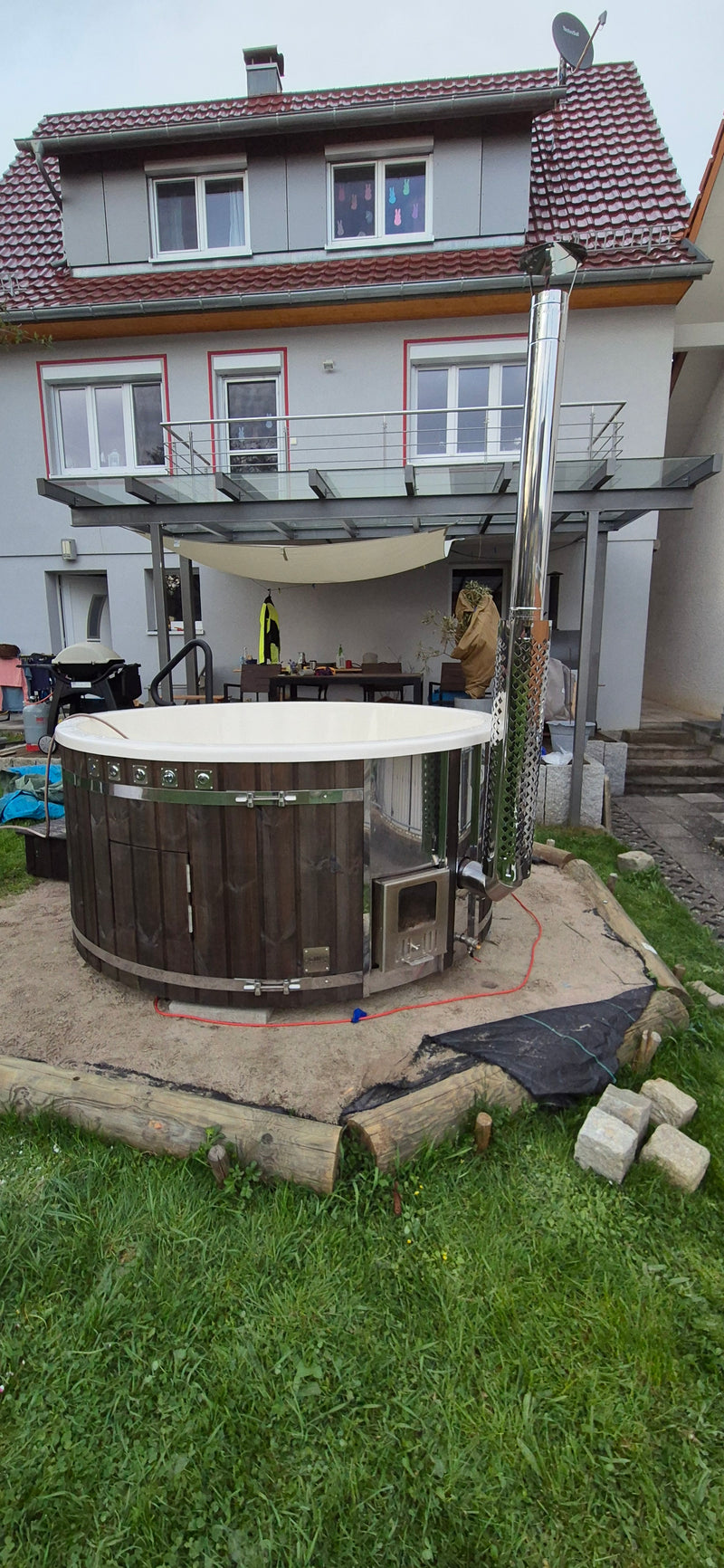 Hot Tub Badefass von GW24 bei Kunden im Garten – Foto 1