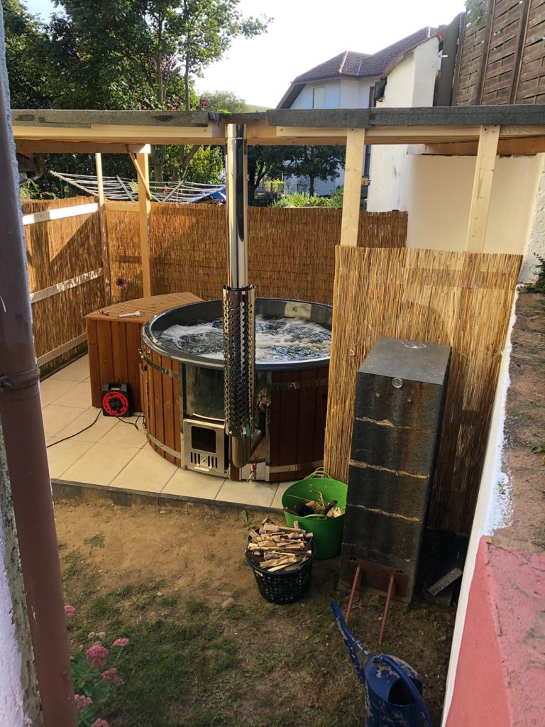 Hot Tub Badefass von GW24 bei Kunden im Garten – Foto 3