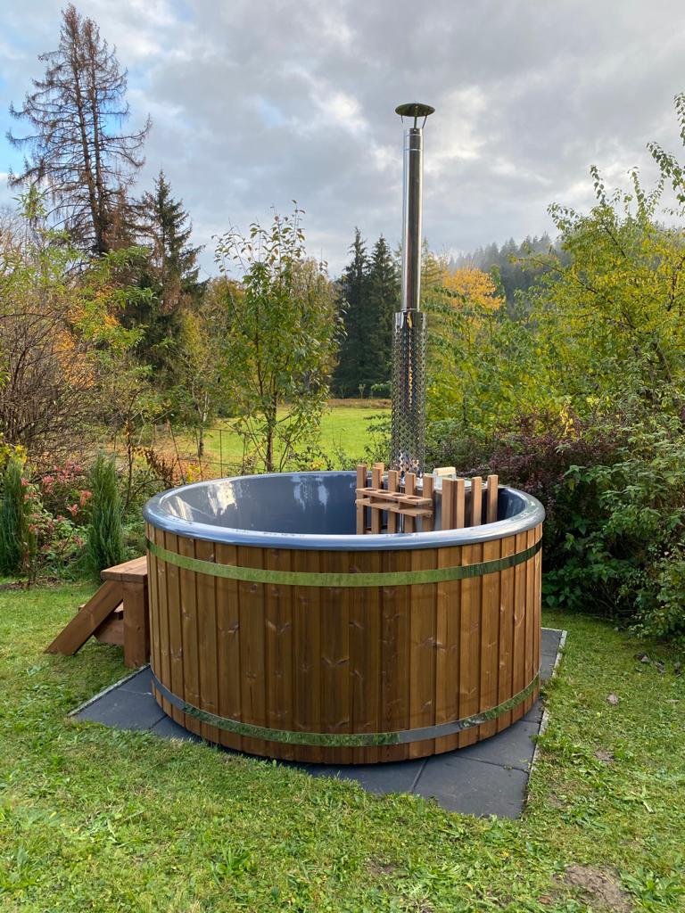 Hot Tub Badefass von GW24 bei Kunden im Garten – Foto 5